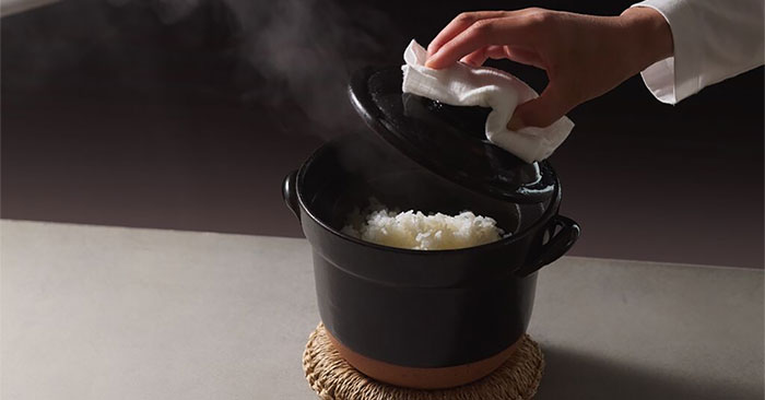 無印良品 お米を粒立ちよく手軽に炊ける「レンジで温め直せる 萬古焼 ごはん鍋」新発売